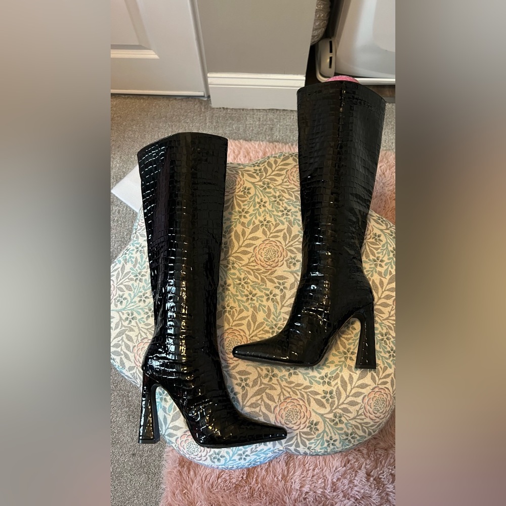 Black Crocodile Pattern Boots - Picture 6 of 6